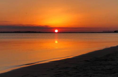 Pet Friendly Tranquil Cottage with Fire-Pit & Hot Tub Minutes to BEACHES - Foto 38