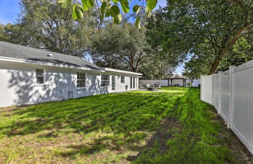 Chic Home with Fire Pit and Patio, Walk to Lake! - Foto 31