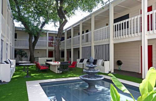 Chic 2BR Near Triangle With King Beds Fast Wifi - Photo 24