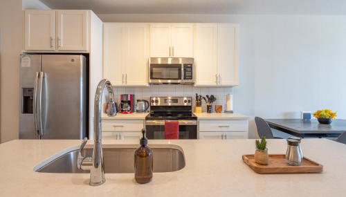 Top Floor City Views! King Bed Pool Gym Free Parking - Foto 4