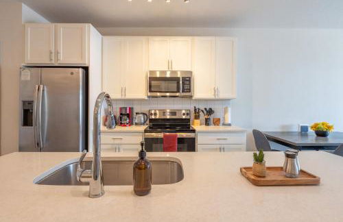 Top Floor City Views! King Bed Pool Gym Free Parking - Foto 4