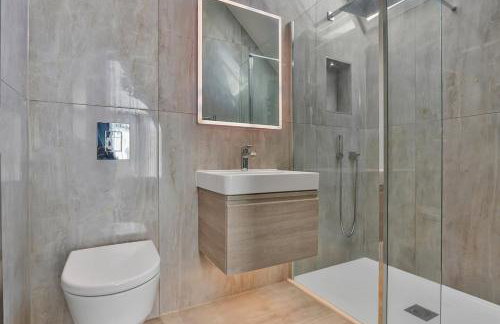 Avon House - modern family home - Photo 29