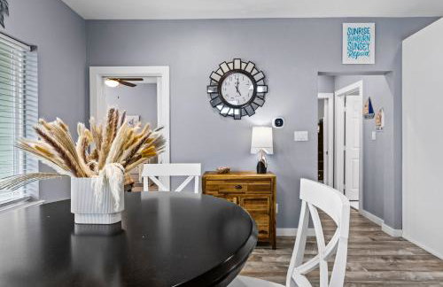 Relax And Sea NEW Luxury Canal-View Escape Gated Community Firepit and Decks - Foto 25