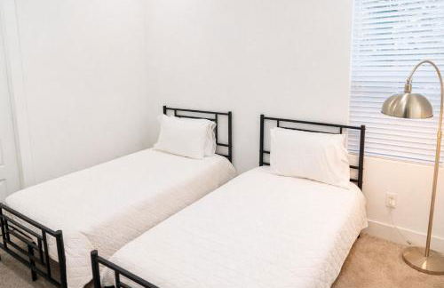 Stylish & Spacious 3BR Gem With Hot tub Near Downtown - Foto 13