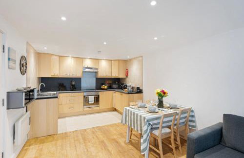 Central Apt-2Bed 2Bath-AC unit-By FabAccommodation - Foto 9