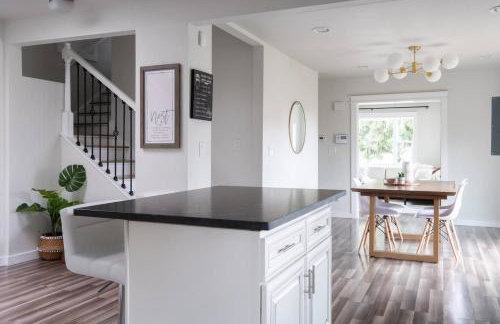 Stylish Modern Farmhouse wYard 10 mins from DT - Foto 20