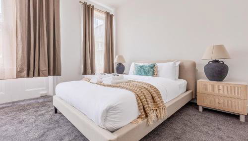 Immense Bright 5BR House near Kensington Olympia - Photo 2