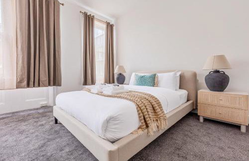 Immense Bright 5BR House near Kensington Olympia - Photo 2