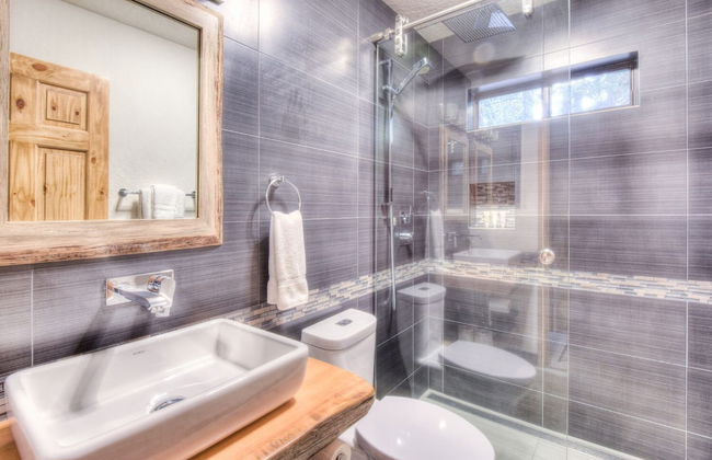 Relax at Rustic Tahoe Charm Minutes to Lake - Foto 13