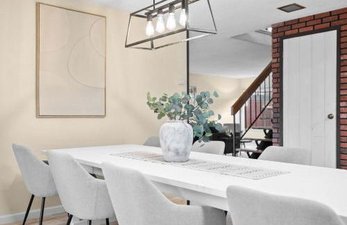 Mira Mesa Family Retreat 4BR with Balcony and Firepit - Photo 27