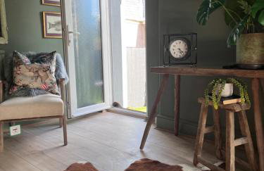 CWTCH COTTAGE Llantrisant 2 bed home - sleeps 4 - Foto 15