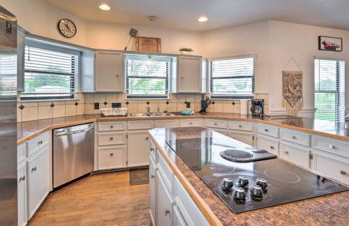 Gingerland Ranch in Del Valle Game Room and Porch - Foto 9