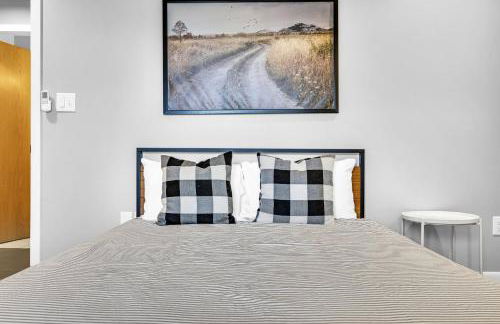 Maine Pondfront Home Sleeps 22 - Pool & Hot Tub - Photo 45