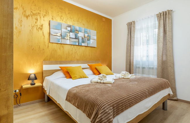 Stylish Villa With Swimming Pool and Garden - Photo 4