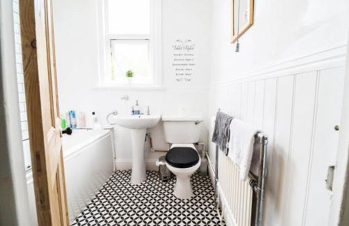 Spacious 4-Bed Home, Perfect Stay with Free WiFi - Foto 75