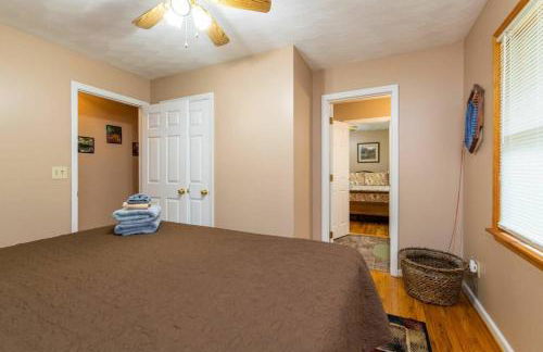 Carries Cottage- Hot Tub, Firepit, Covered Deck - Foto 24