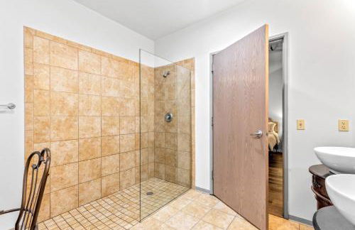 Celebrate the Season in a Trendy STL Loft 4D - Foto 9