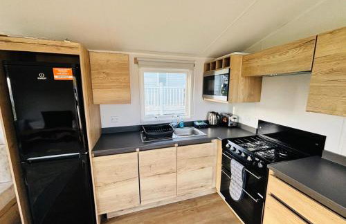 Shamrocks Cove Caravan - Award-Winning Coastal Retreat - Photo 24