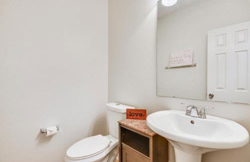 Cozy Greensboro Townhome with Community Pool and Grill - Foto 10