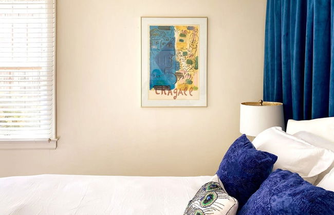 Gather Around the Mid-century Table at a Tranquil Haven - Foto 3