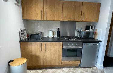 Compact Modern Apartment Single Person or Couple Only - Photo 4