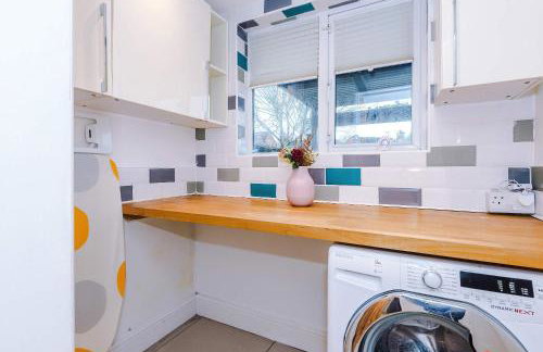 Spacious 3 Bed Home in Great Location by 53 Degrees Property - Ideal for Business with Parking - Foto 14