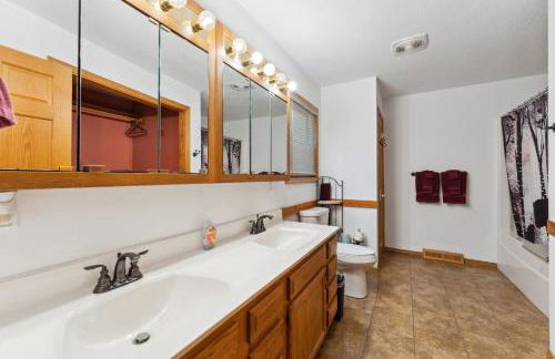 Dog-friendly 6-acre 5BR 3BA home, game room, deck, Wisconsin Dells 10min - Foto 34