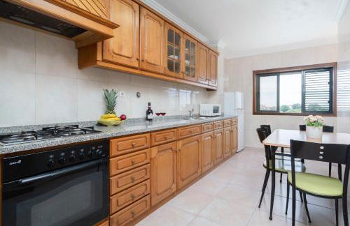 Sunny Cozy Flat w/ Terrace - São João - Foto 25