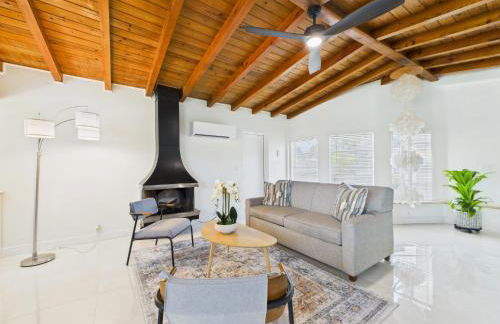 Pet-Friendly 3BR Coastal Retreat Walk to Beach - Foto 1