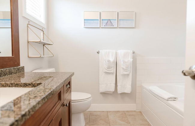 Lakefront Beachfront top Floor Condo w Pool - Photo 10