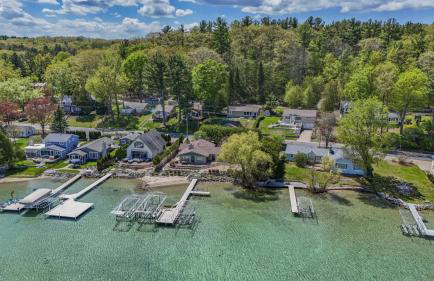 Beautiful Torch Lake House with Beach Access home - Foto 56