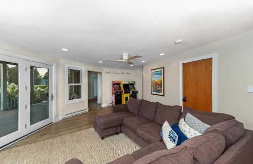 Cozy Retreat HotTub, FirePit, Arcade Fun & Dogs! - Foto 30