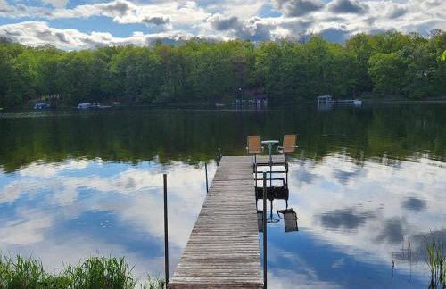 Lakefront Cabin with Loft and Bar - Foto 18