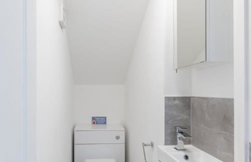 4-Bedroom Seafront House in Southend Sea Views - Pass the Keys - Foto 47