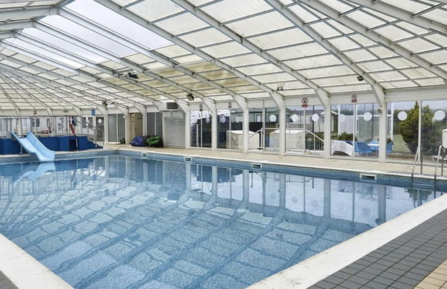 2 Bedroom Pet Free Caravan and Decking Free Wifi - Photo 9