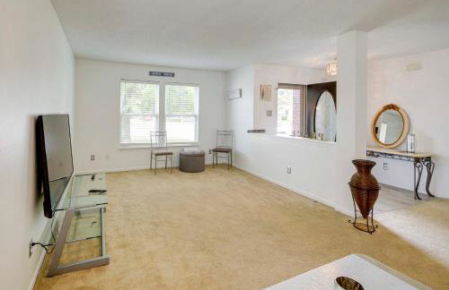 Camby Home with 3 Living Areas and Community Pool! - Foto 8