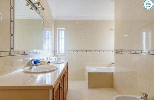 Villa Mikael - Free Wi-Fi - Aircon - Private Pool by bedzy - Foto 15