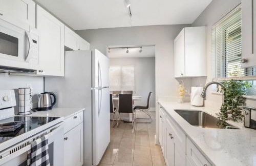 Roxanas 3bed 2bath Home with Modern Interior and BBQ Backyard - Photo 14