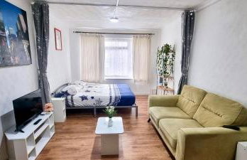 Friendly family apartment comfort sleep 6 close to tube bus airport - Foto 12