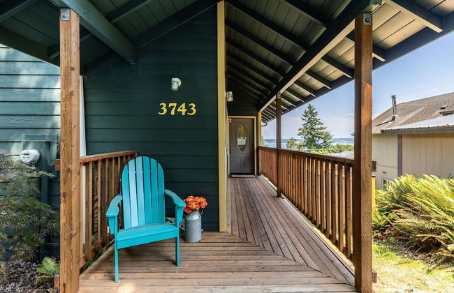 Seaside Getaway by Avantstay Deck w Views - Photo 7