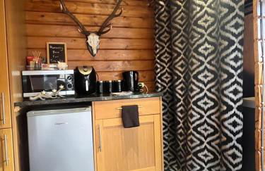 Romantic Swiss Cabin Hideaway & Hot Tub Spa Pool - Foto 41