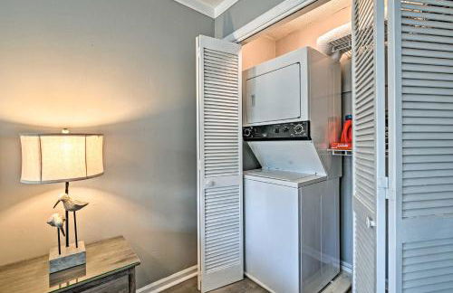 Couples Retreat with Balcony in Surfside Beach! - Foto 11