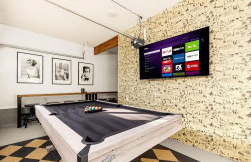 Lux 5BR gem with Heated Pool, SPA, and Outdoor Movie Theater - Foto 8