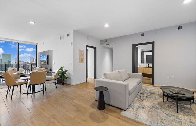 Luxurious Condo Downtown Miami Heart - Photo 26