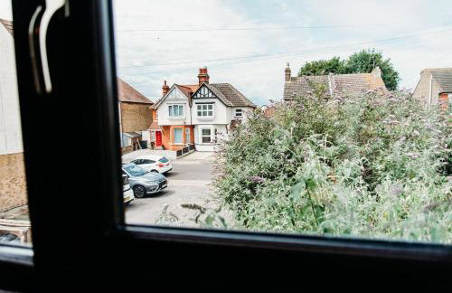 Sunny Beachside Apt with Free Parking - Foto 20