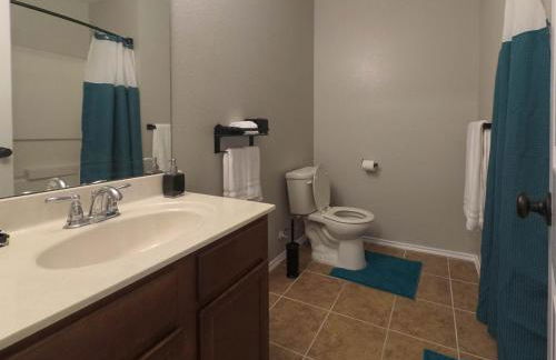 Spacious home with WiFi/AC - Photo 12