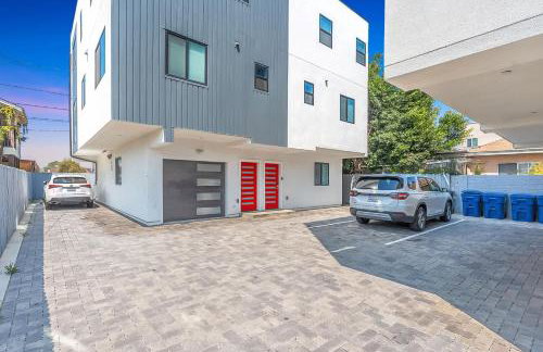 Luxury Townhome with Gated Parking and Private Balcony - Foto 29