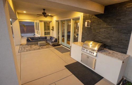 3400 SqFt House W/40Ft Heated Pool/Spa- Strip View - Photo 8