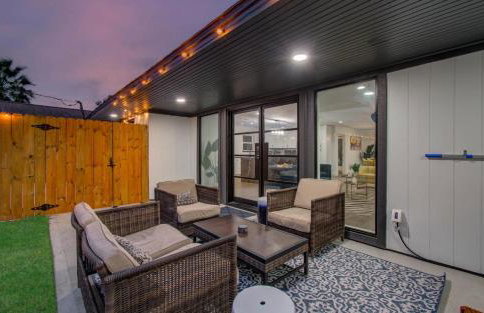 5-BD Modern Central Getaway w Hot Tub - Mins to DT - Foto 7