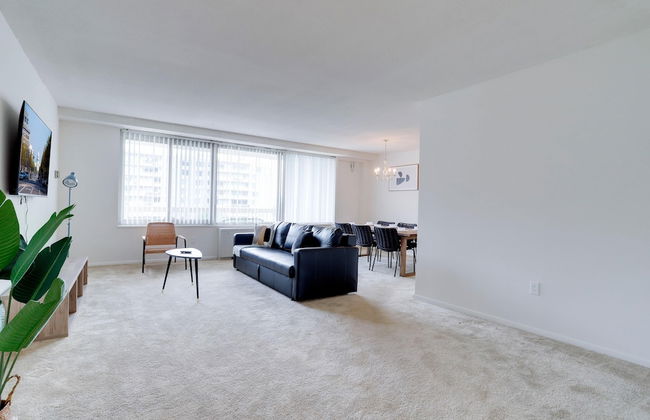 Stylish Comfort Condo in Crystal City - Photo 21